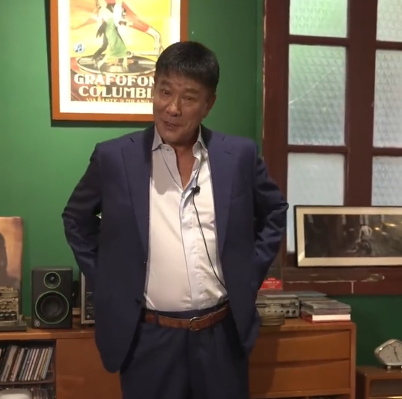 “警察专业户”李修贤复出，头戴假发回忆港片黄金岁月_腾讯新闻
