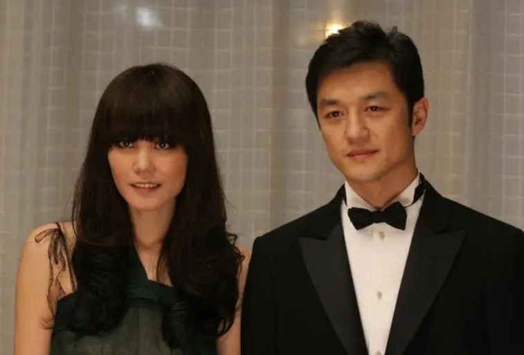 54岁王菲素颜出镜显老,与街头巷尾普通大妈无异!_腾讯