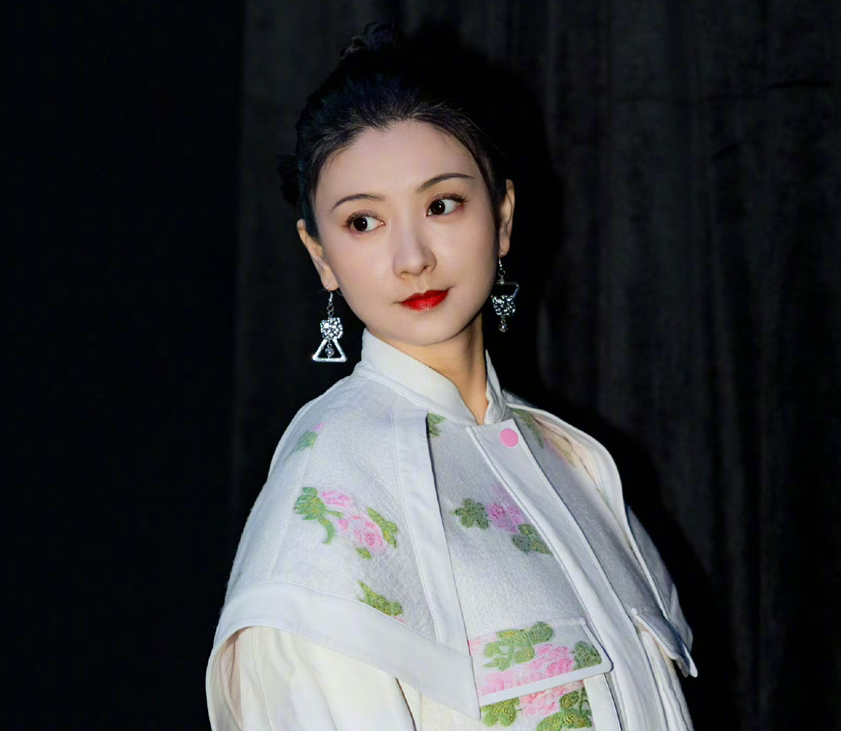 斓曦删博遭嘲讽,被要求出钱收养流浪狗不回应,带货一次卖几十万_腾讯