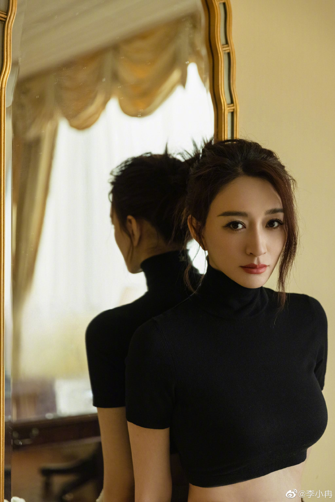 46岁李小冉活动生图曝光,获赞又白又美,瘦出排骨胸事业线仍抢镜_腾讯