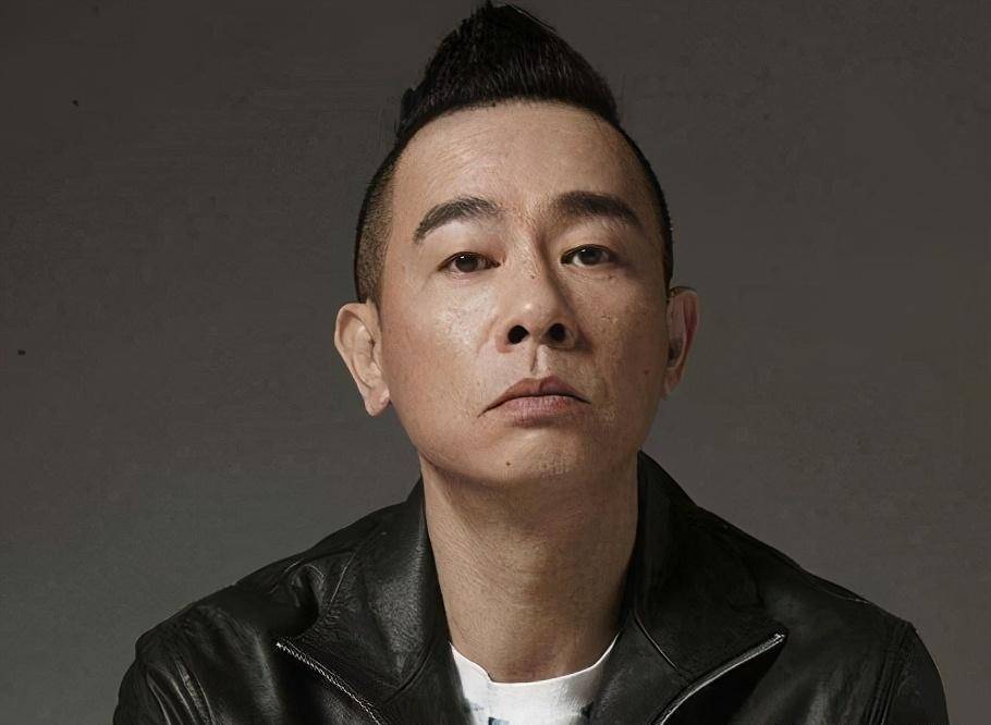 陈小春晒全家福,皮肤松弛皱纹明显引发热议,评论区留言却很暖心