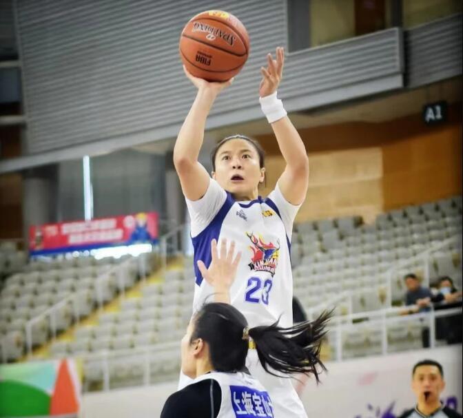 今年夏天,王丽丽离开新疆女篮加盟四川女篮.