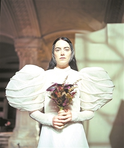 黑择明《可怜的东西》是由欧格斯·兰斯莫斯执导,艾玛·斯通,马克