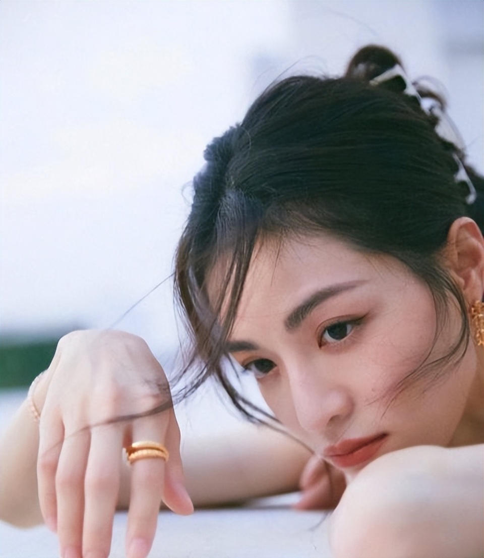 学了6年中国舞,遇贵人冯小刚,钟楚曦从小透明到成名绝非偶然_腾讯新闻