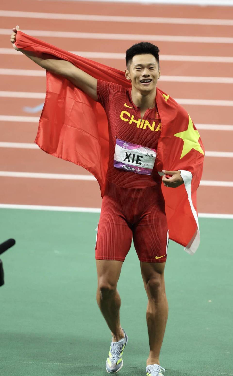 谢震业获男子百米冠军|图集