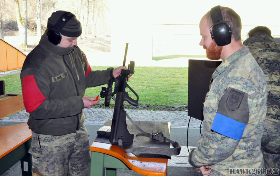 奥地利陆军实弹射击培训 正确操作77a1突击步枪 提高换装效率_腾讯