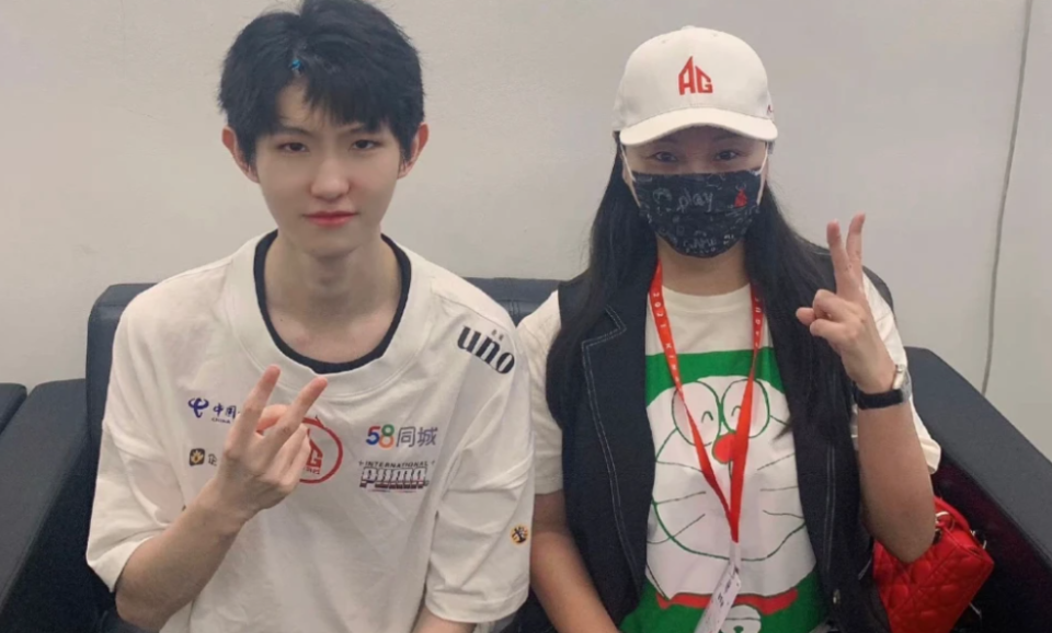 ag菲菲落泪澄清,花落没有入职,身份只是顾问,俱乐部想要成绩