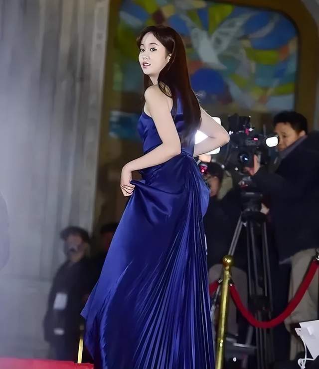 韩国这一夜，汤唯如女王，IU成红毯公主，女星风情万种，真好看阿斯顿英语备案价格