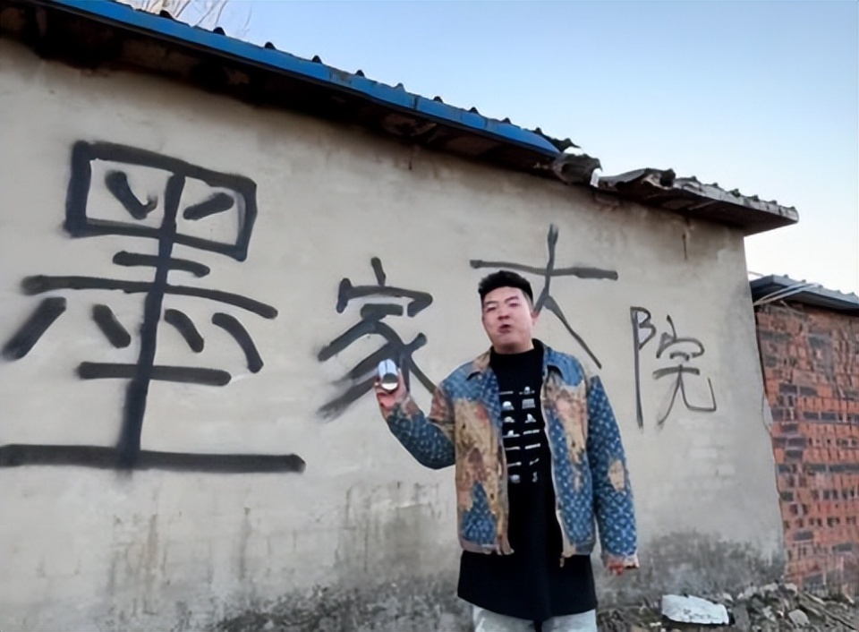 26岁网红王子墨车祸离世，避让大货车翻车被压，开车的是一名女孩_腾讯新闻