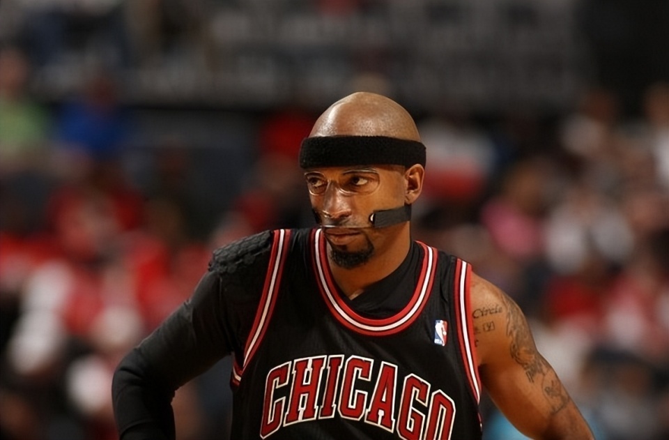 4次助攻,但是这个赛季打完后,35岁的他没有再留恋nba,他选择了结束