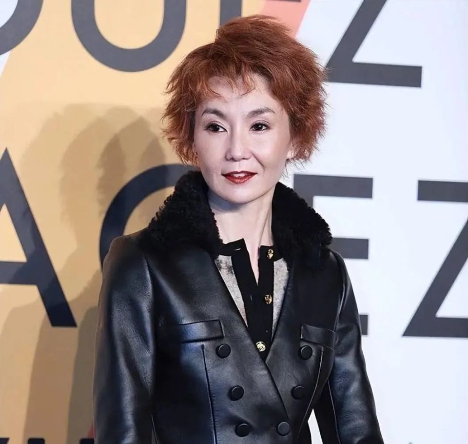 56岁穿抹胸背心的张敏,让人看到了中老年女星的身材"尴尬"_腾讯新闻