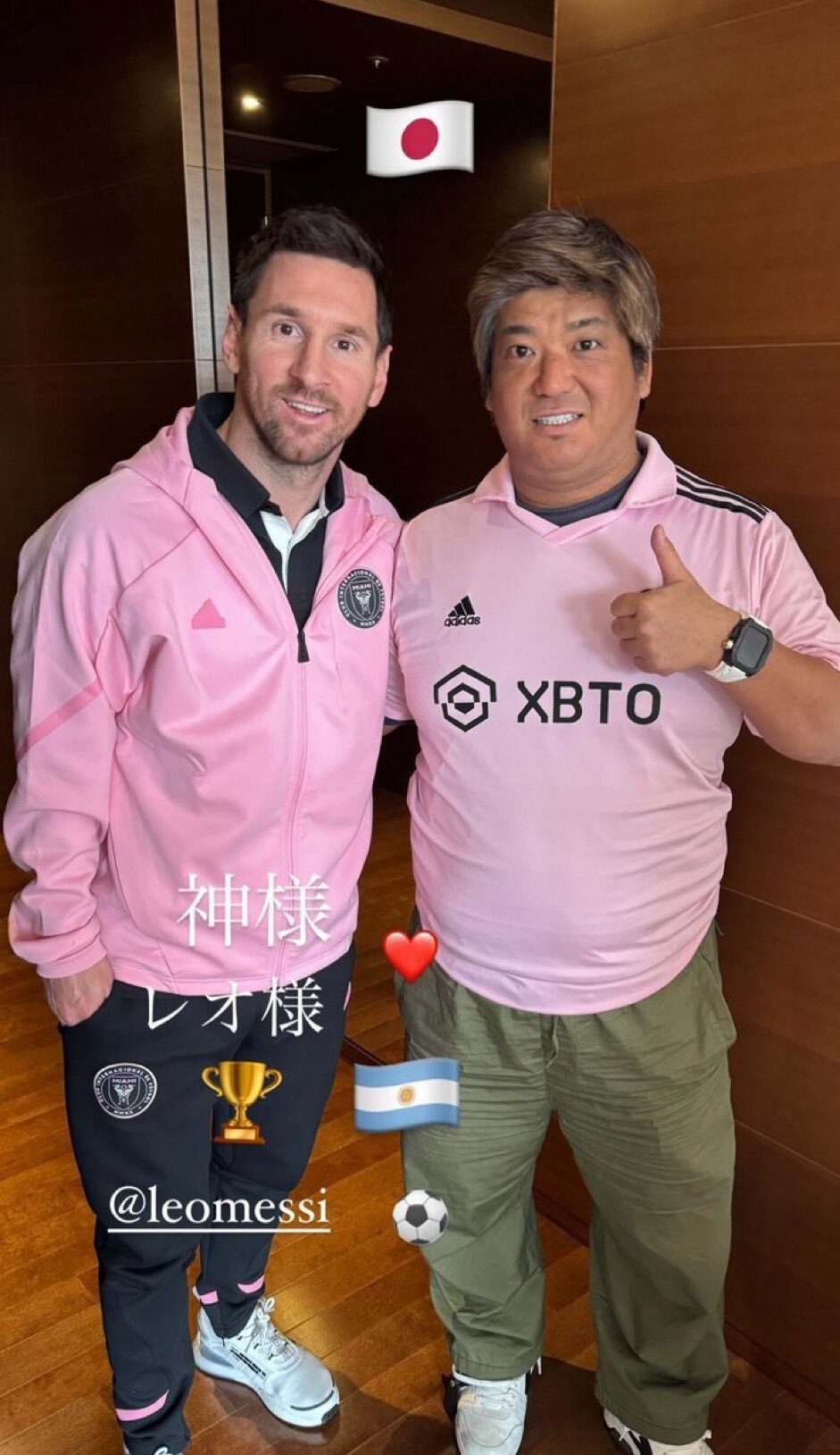 先来看这张照片,梅西和日本球迷合影,看上去,梅西的态度非常好,面对