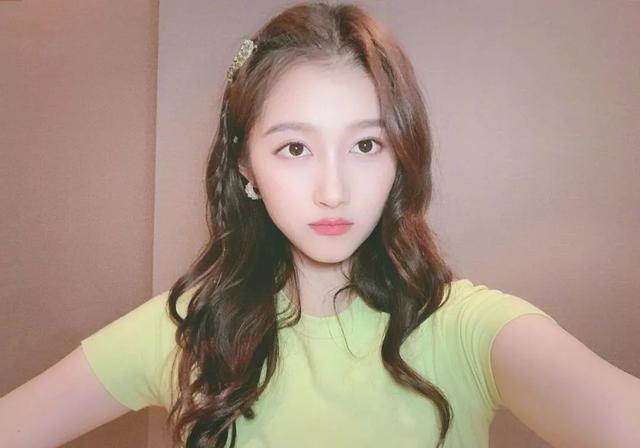 关晓彤准点为鹿晗庆生,七年下来攻守易势,鹿晗粉丝从脱粉到催婚