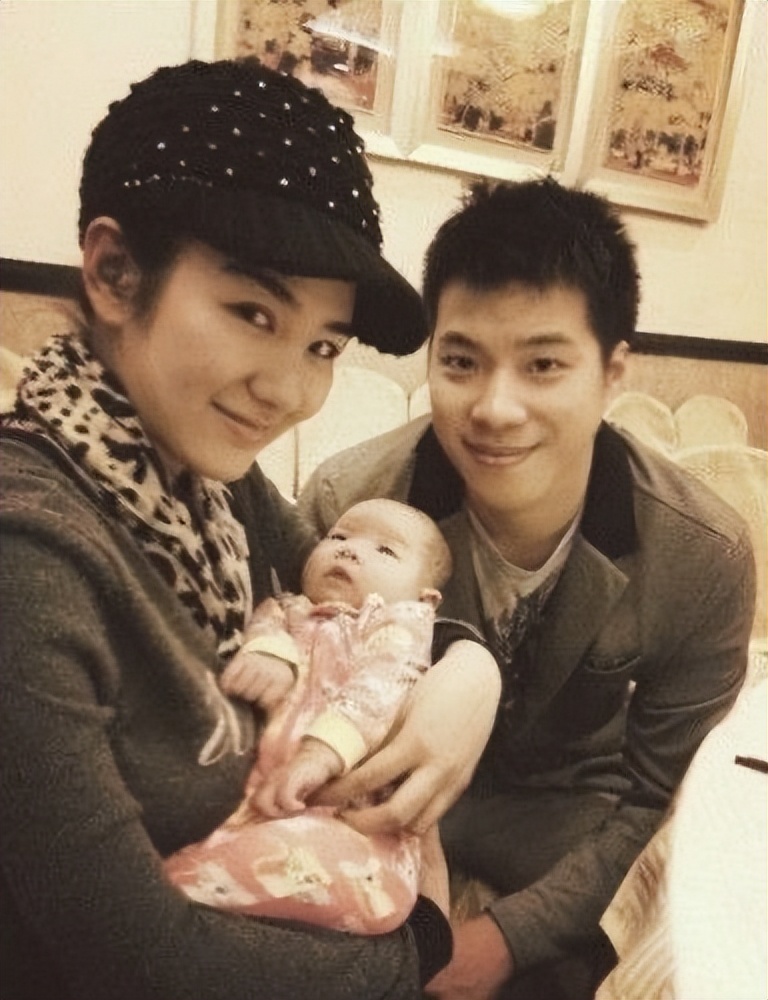 恭喜46岁黄奕官宣恋情发文称姐也有小男友了