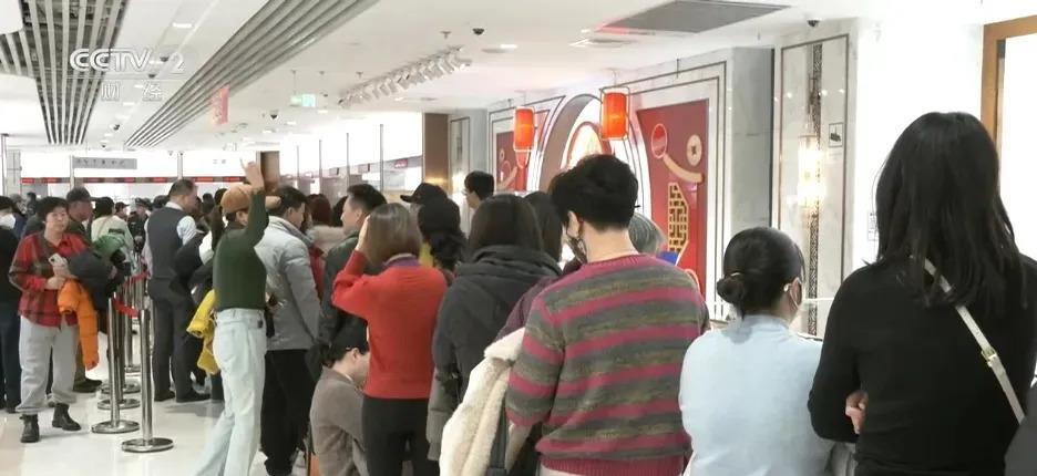 金价暴跌后有人排队套现200万，有人疯狂抄底，专家警告价格波动成新常态_腾讯新闻