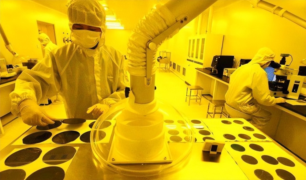 日本紧跟荷兰加大限制,开始断供krf光刻胶,国产光刻胶能顶上吗?