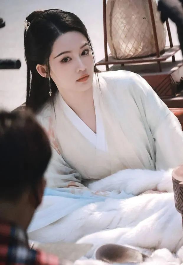 李沁古装新剧路透引发热议醉卧美人成焦点网友期待值爆棚