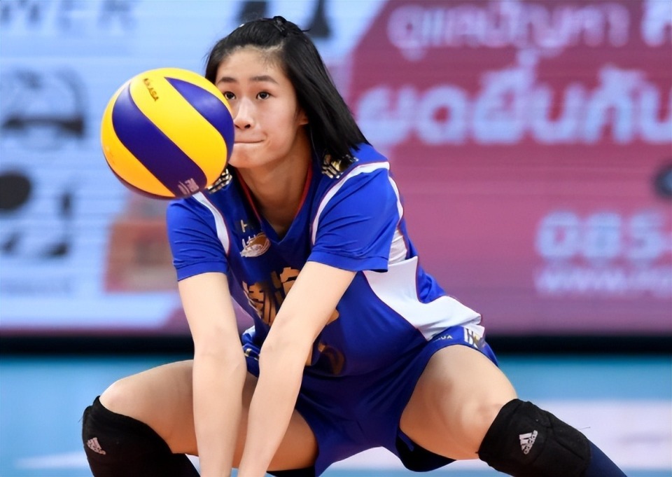 女排李盈莹27岁六冠队友大婚!曾获郎平指点,双胞胎弟弟征战cba