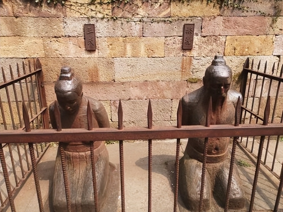 岳飞墓前原本跪着5个人,现在只有4个了,另外一个为什么不跪了