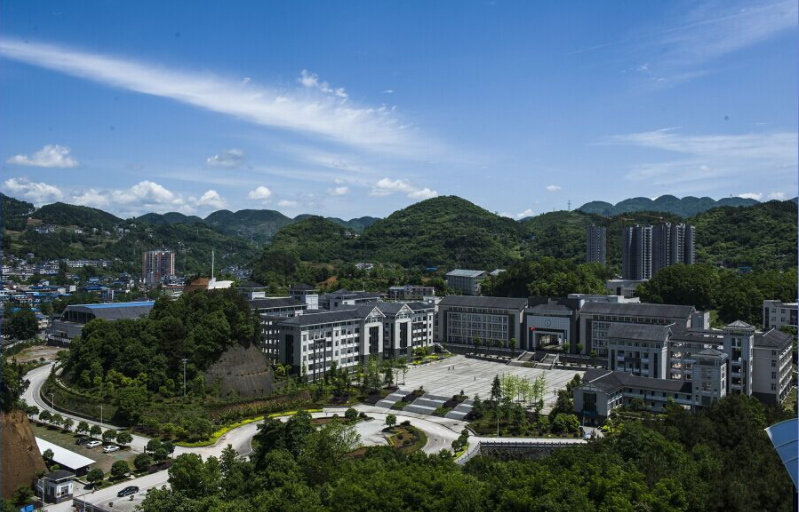 湖北省恩施高级中学共有27人录取到清华大学和北京大学,与贵州兴义