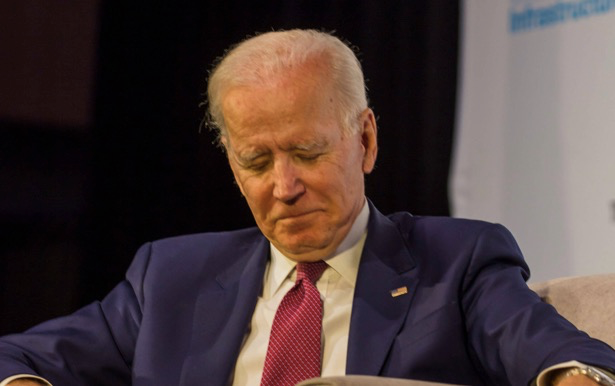 拜登一般而言,要调查内部的泄密事件,除了直接对内部进行调查外,还有