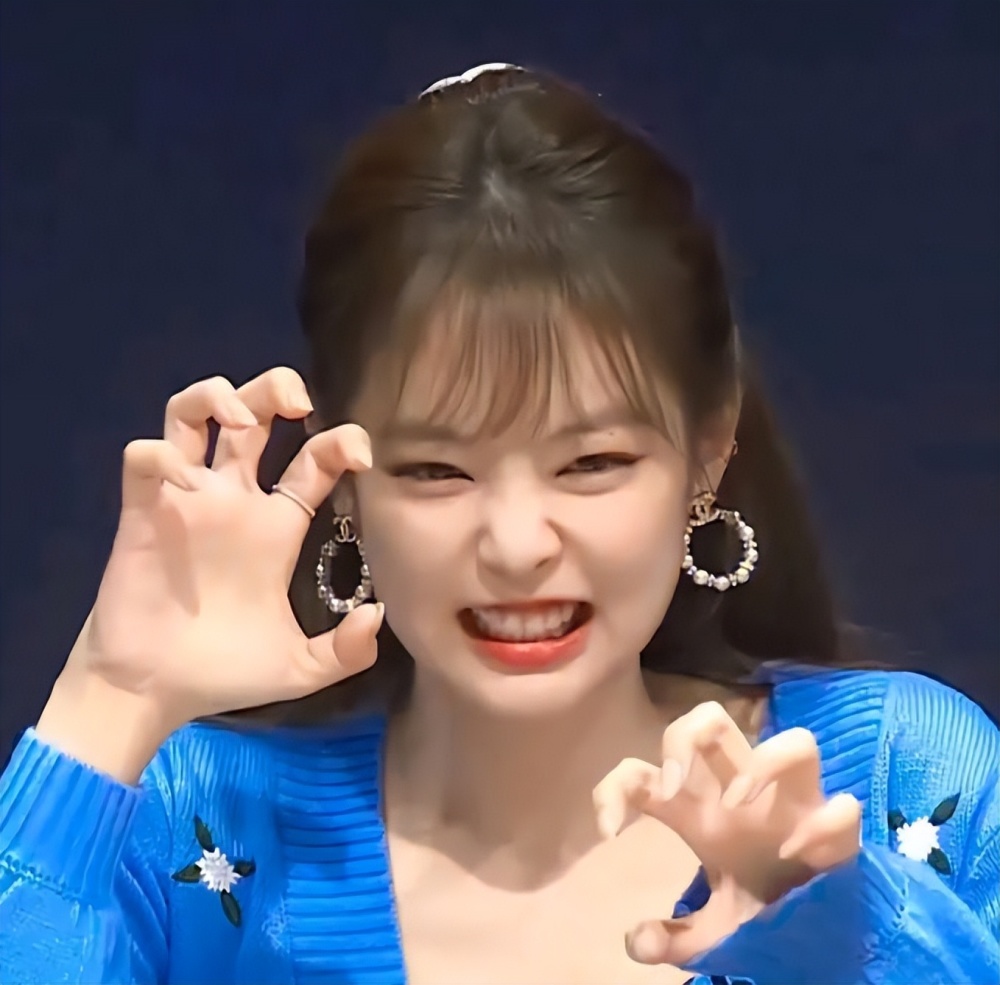 韩国女星jennie演出服再惹争议,衣服小到露侧乳,肚子上赘肉明显_腾讯