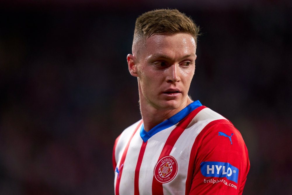 主力尽出,主帅米歇尔摆出4-5-1阵型,布林德和埃里克-加西亚坐镇防线