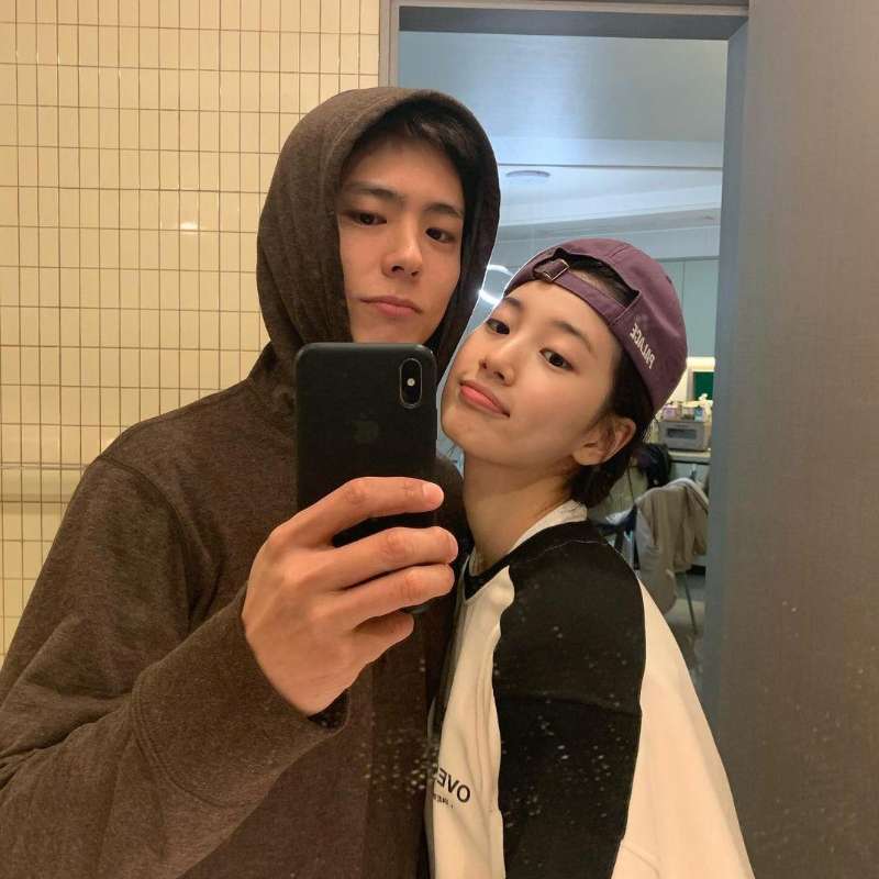 秀智朴宝剑亲密合照,卫衣情侣装,俏皮又可爱