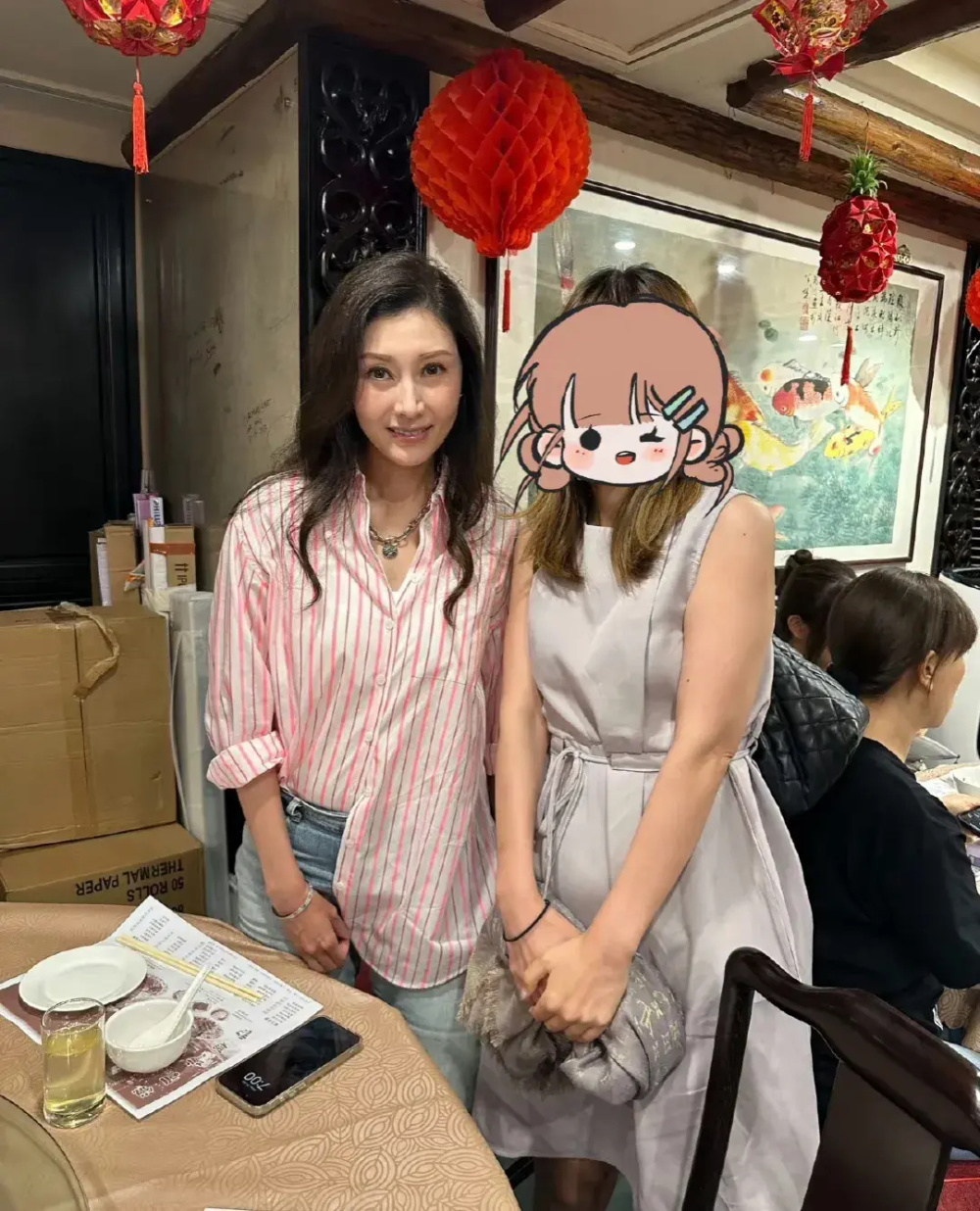 54岁李嘉欣生图状态曝光衣品灾难全靠脸撑走路蹒跚有股老人味