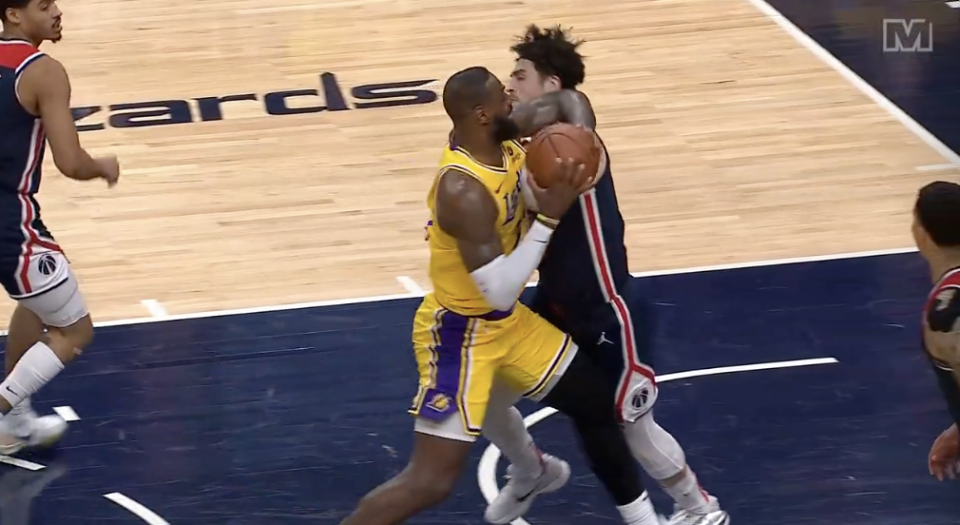 老詹吃恶犯后遭争议判罚苦笑 被对手狠打脑袋吃闷亏_腾讯新闻