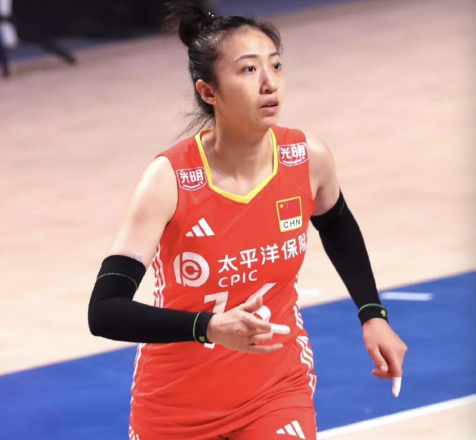 女排两大奥运冠军断崖式下滑 张常宁丁霞引争议 蔡斌又看走眼吗