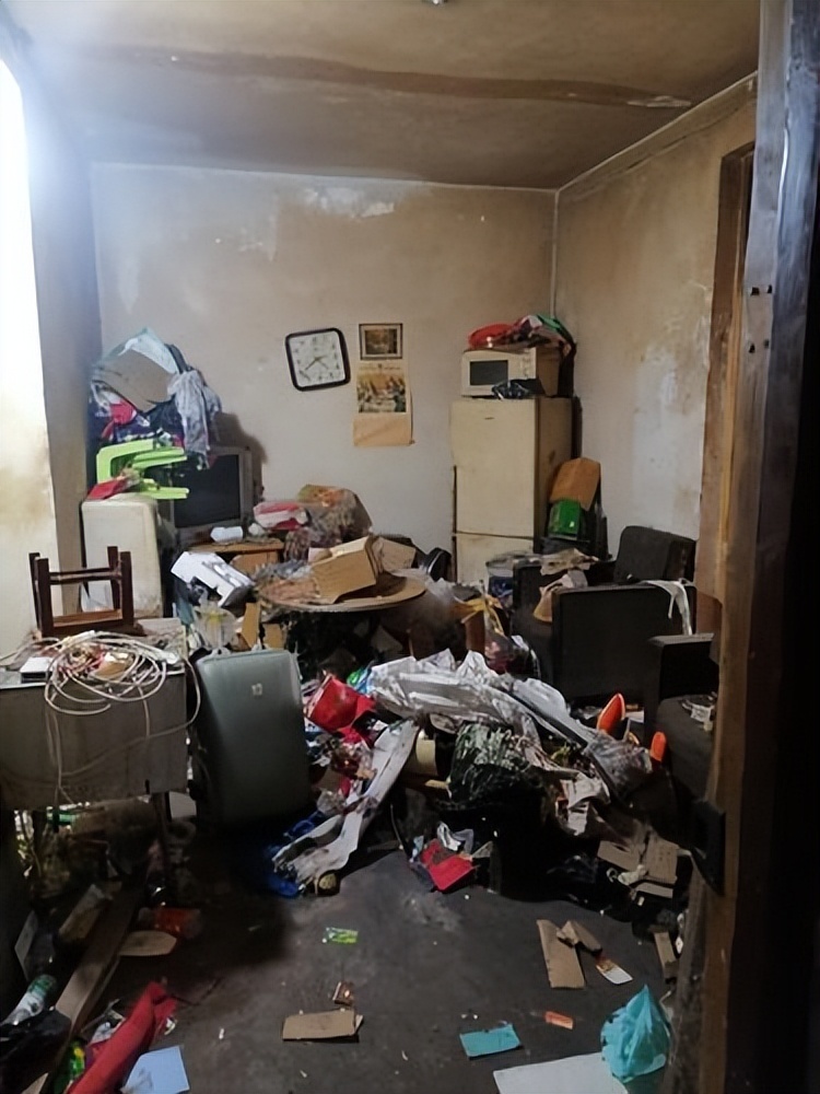 独居老人3年囤积100多袋垃圾,社区"话说硬,事办软", 96小时终于清理完