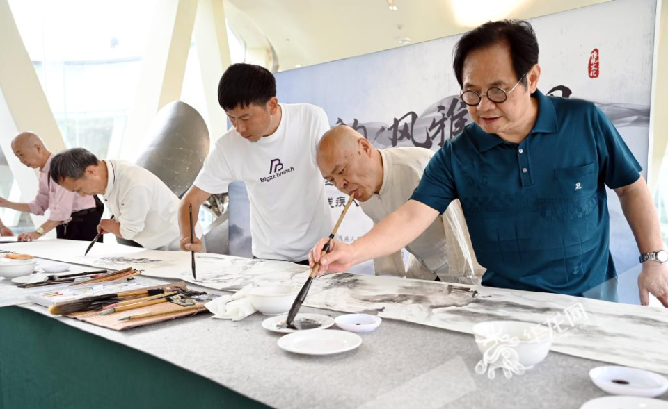 视频 | 挥墨山城"诗情画意" "不完美"的他们共绘5米书画长卷