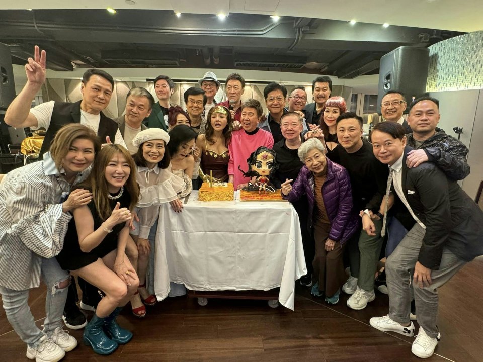 风月女星叶子楣58岁生日,以"神奇女侠"造型现身派对,圈中好友齐到贺