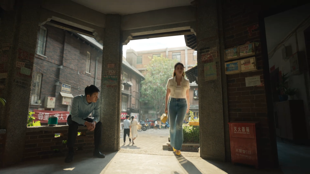 反倒把刘亦菲的一双大长腿变成了小短腿,看起来整个人都显得壮实了