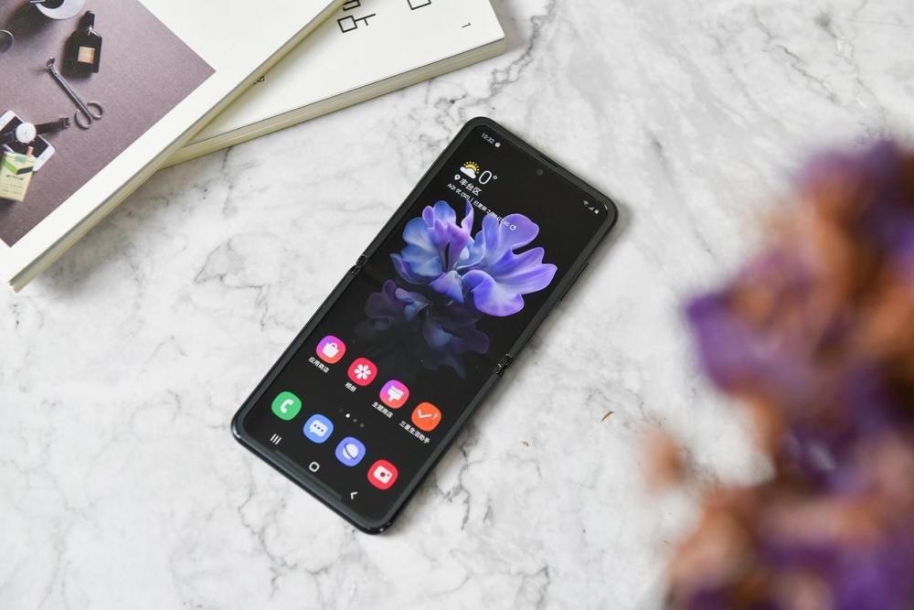 三星galaxyzflip5折叠屏曝光后置双副显示屏或将8月发布