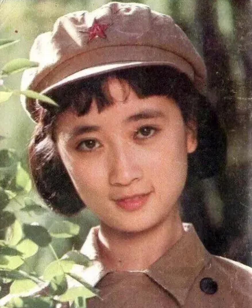 其他古装剧的造型也很美.陈剑月在《红楼梦》里的古装扮相,不就