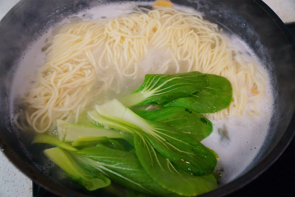 冬天吃家常面条,别忘了多加2样料,发汗去寒,吃上一碗全身暖和