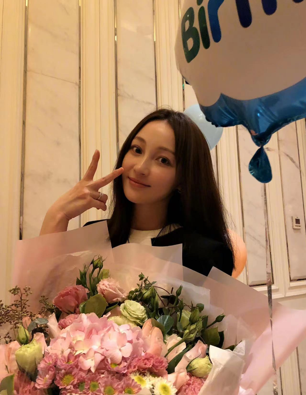 姚笛与一群男性晚上聚会,笑容灿烂歪头撒娇,和老公已2年未同框