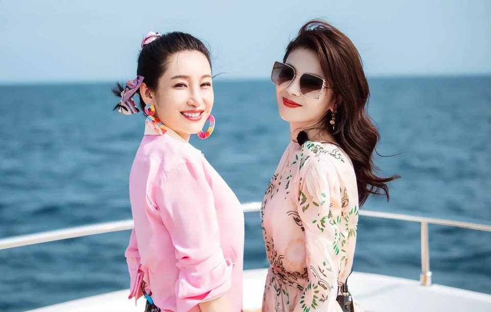 刘涛与秦海璐,当初一见面就开撕,最后居然成了情深好姐妹?