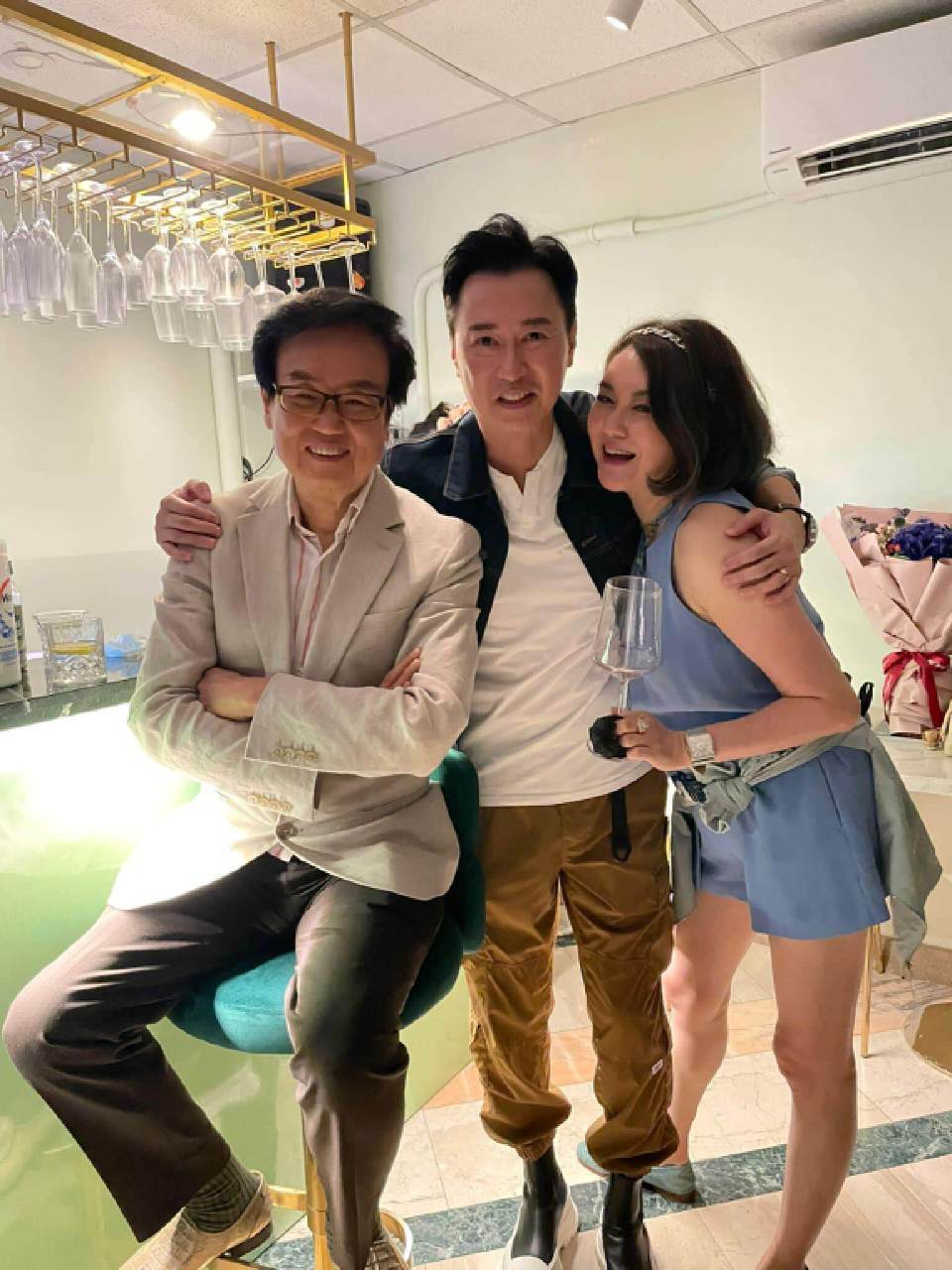 《家有喜事》演员重聚!黄百鸣为陈淑兰庆生,54岁寿星仍貌美如花