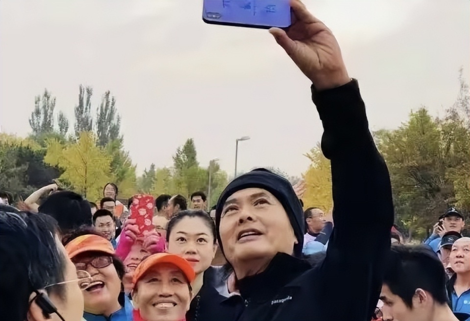 退一万步讲,捐款凭个人意愿,捐是情分,不捐是本分,即便周润发多年后