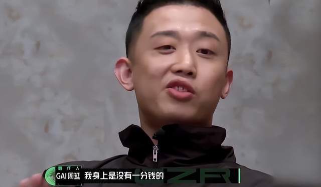 gai的儿子都这么大了,越长越像妈!