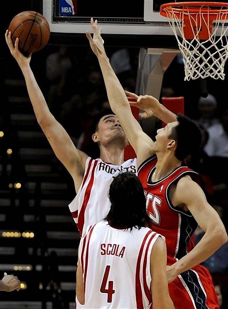 2002年2月18日姚明和易建联第四次在nba交手,这场比赛前易建联已经