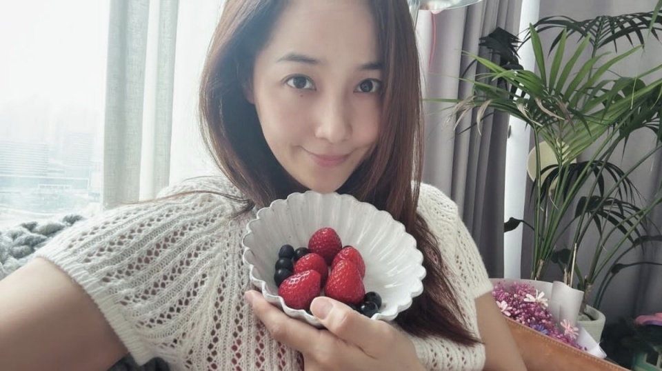 柳真晒家居生活照,抱着玩偶吃水果,幸福感满满