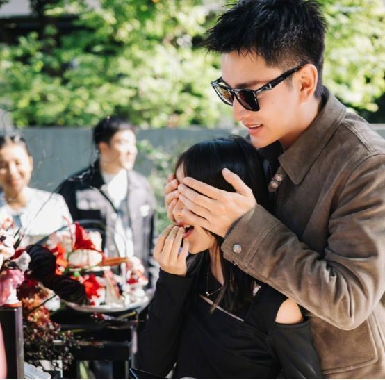 更吸睛的是,李小璐晒出的照片中,有将近一半带有贾乃亮的照片,她镜头