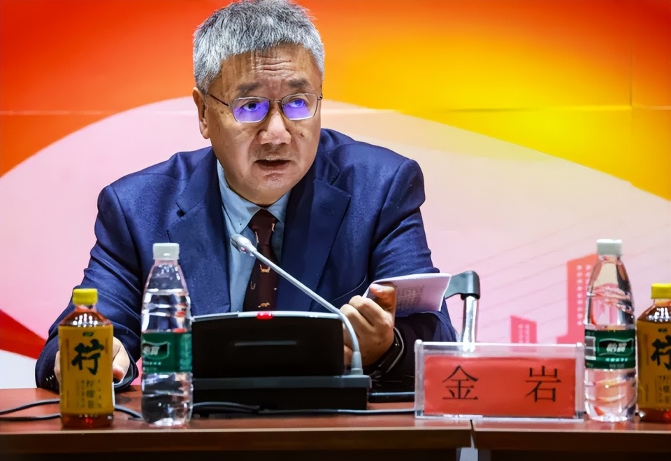 挂帅辽宁铁人范志毅的作用更多在场外