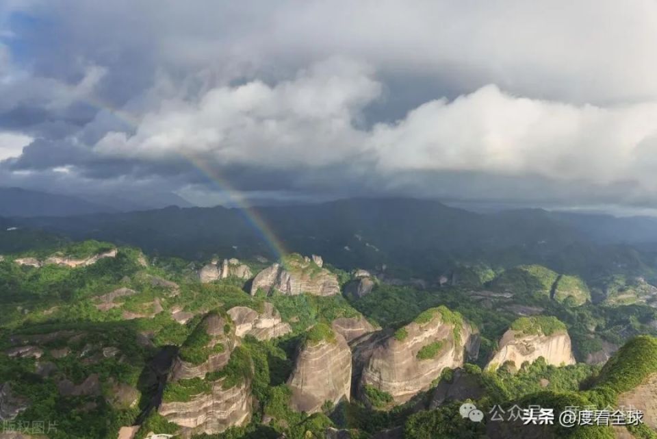 桂林八角寨奇观!一脚跨两省,丹霞地貌绝美,你怎能错过?