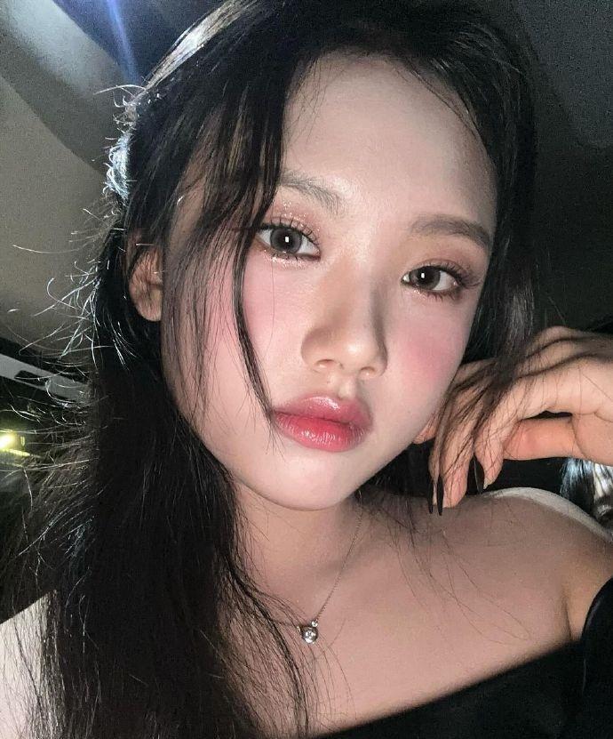 韩国17岁女模特晒出近况照片她的美貌成韩网热门话题