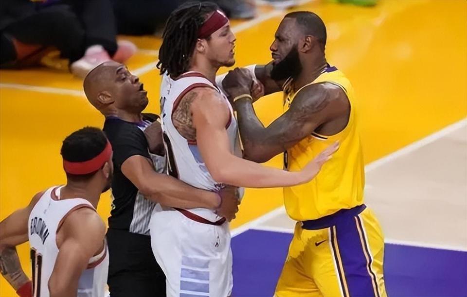 叉腰不动眼神防守,詹姆斯放任戈登作乱内线,浓眉真心带不动